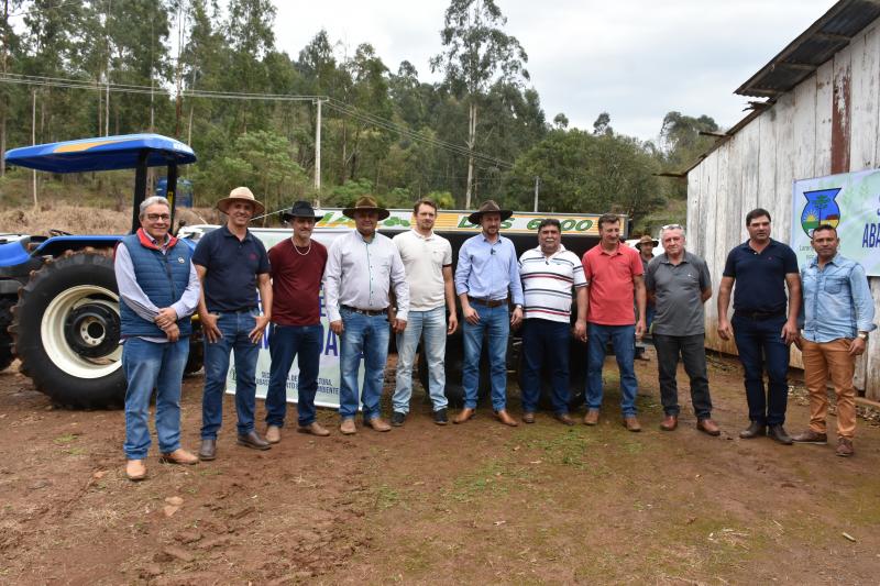 Vereadores participam de entrega de distribuidor de calcário e adubo na Colônia União